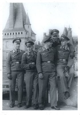Officiers allemands posant devant le château de Maintenon