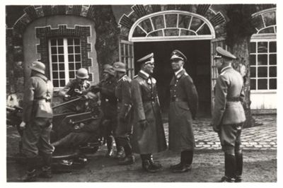 Officiers allemands occupant un bâtiment privé à Tréon