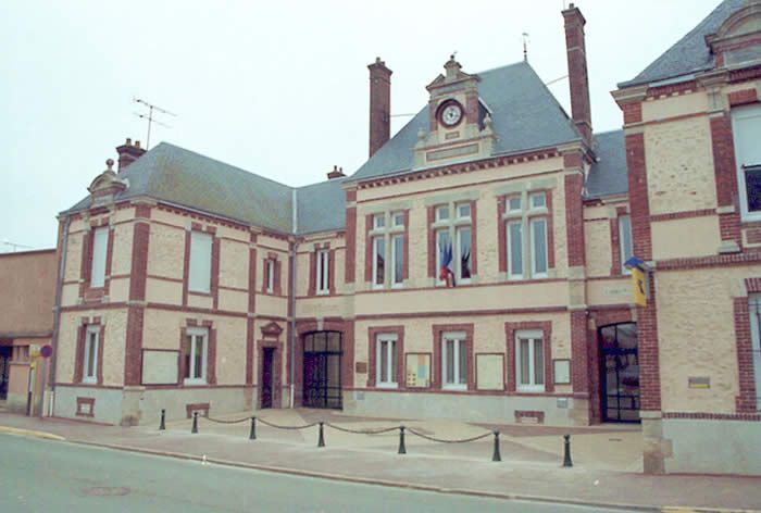 Sur une photographie de la mairie, inaugurée pour la seconde fois le 14 décembre 2002, on retrouve aisément le dessin de la façade du XIXe siècle.