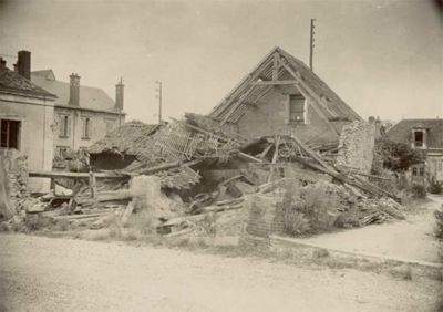Nogent-le-Rotrou, garage de l'Hôtel de France, après les bombardements des 2, 6 et 8 juillet 1944. FR AD 28 / 83 W 641.