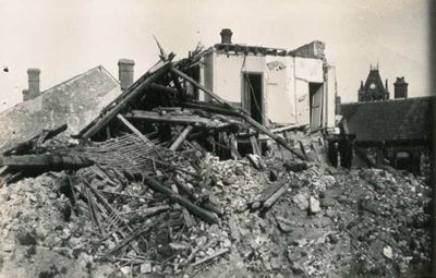 Nogent-le-Rotrou, Etablissements Tirard, après les bombardements des 6, 8, 14, 23 et 31 juillet 1944. FR AD 28 / 83 W 641.