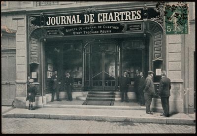 Carte postale adressée le 6 décembre 1914 à M. Gastambide, maire de Courville, représentant la devanture des locaux du Journal de Chartres. Archives départementales d'Eure-et-Loir, 1 J 1028, Fonds Gastambide.