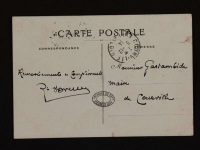 Carte postale adressée le 6 décembre 1914 à M. Gastambide, maire de Courville, représentant la devanture des locaux du Journal de Chartres. Archives départementales d'Eure-et-Loir, 1 J 1028, Fonds Gastambide.
