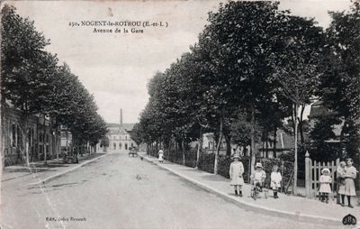 Carte postale illustrée noir et blanc représentant Nogent-le-Rotrou, au verso correspondance en date du 20 avril 1915. Archives départementales d'Eure-et-Loir, 5 Num 13 - 258.