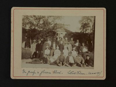 « Un groupe de glorieux soldats », Ferté-Vidame, 24 mai 1915. Photographie prise à l'hôpital temporaire installé au château de la Ferté-Vidame. Archives départementales d'Eure-et-Loir, Fonds Berthier-Fontanges, 9 J NC.