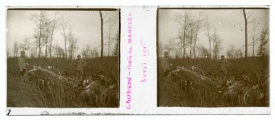 Plaque de verre montrant deux soldats français devant des débris, CAUDRON - Bois du MANESEL,  avril 1916. Arch. Dép. d'Eure-et-Loir, 5 Num 36 - 27, Fonds Beaucoté.