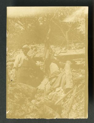 Photographie montrant Georges PROVOST contemplant les débris de sa cuisine après le bombardement. Verdun, mai 1916. Arch. Dép. d'Eure-et-Loir, 5 Num 36 - 25, Fonds Montaudouin.