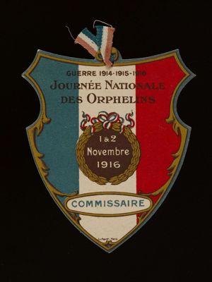 Insigne vendu lors de la Journée nationale des Orphelins, les 1 & 2 novembre 1916 - Guerre 1914-1915-1916. Arch. Dép. d'Eure-et-Loir, 1 M P 92.