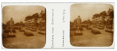 Plaque de verre présentant le cimetière russe « Espérance » en Champagne le 7 mai 1917. Arch. Dép. d'Eure-et-Loir, 5 Num 36 - 27, Fonds Beaucoté.
