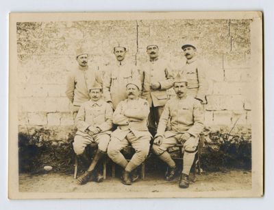 Carte postale/photographie présentant les sous-officiers du téléphone à Jâlons-les-Vignes (Marne) le  3 septembre 1917. Arch. Dép. d'Eure-et-Loir, 5 Num 36 - 21, Fonds Sotteau.